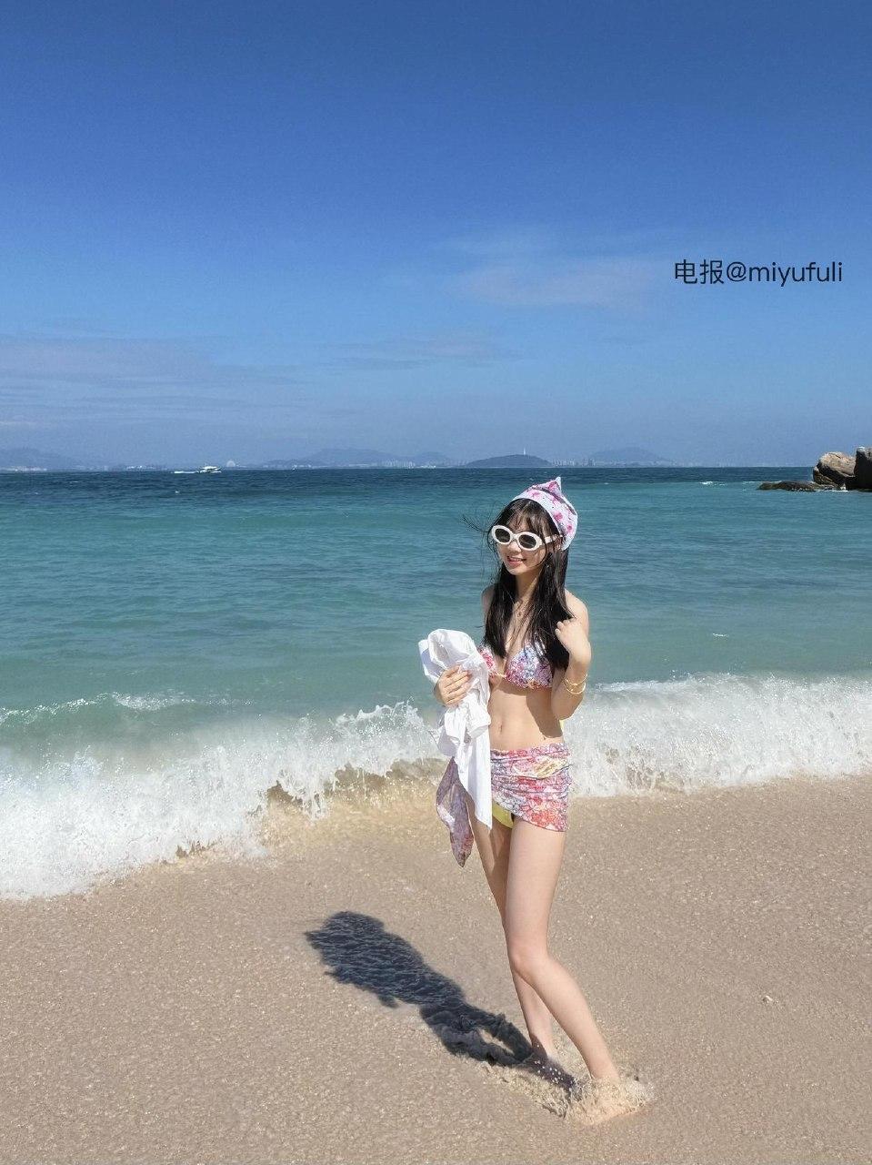 夏日海边治愈随手拍！博主木木碎花泳装沙滩随拍，清新氛围感拉满
