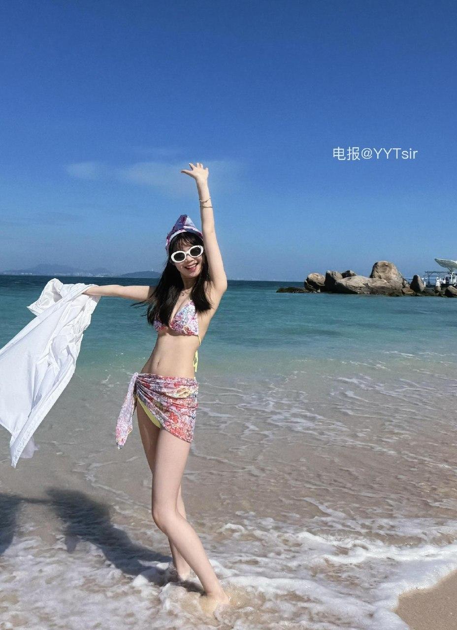 夏日海边治愈随手拍！博主木木碎花泳装沙滩随拍，清新氛围感拉满