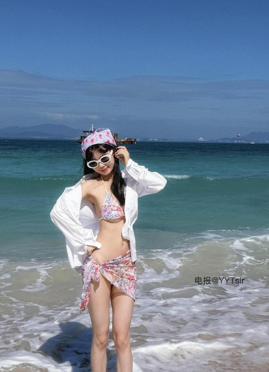 夏日海边治愈随手拍！博主木木碎花泳装沙滩随拍，清新氛围感拉满