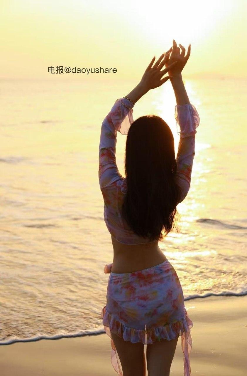 落日海边限定温柔！木木碎花泳装沙滩随拍，黄昏氛围感直接拉满