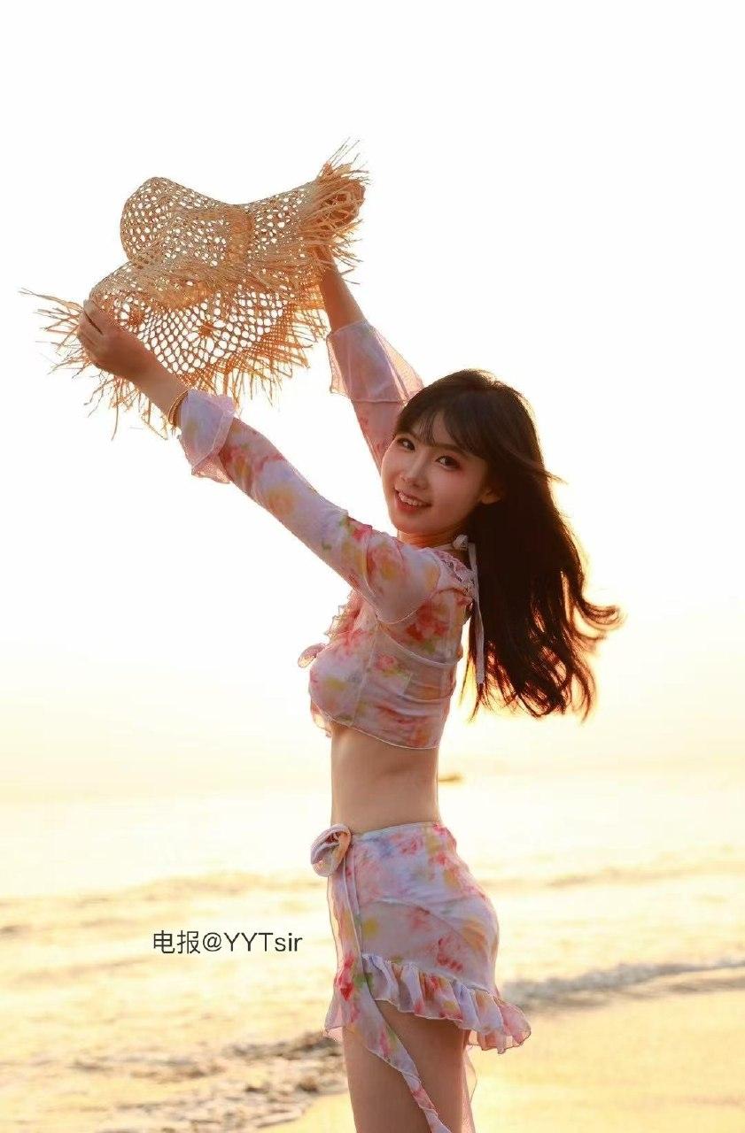 落日海边限定温柔！木木碎花泳装沙滩随拍，黄昏氛围感直接拉满
